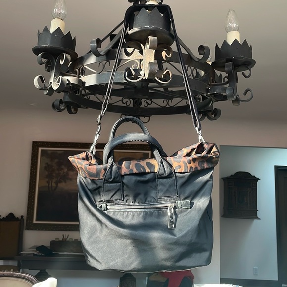 🌟🛍HOST PICK🛍🌟Stunning Reversible Prada leather and nylon bag - Picture 6 of 11